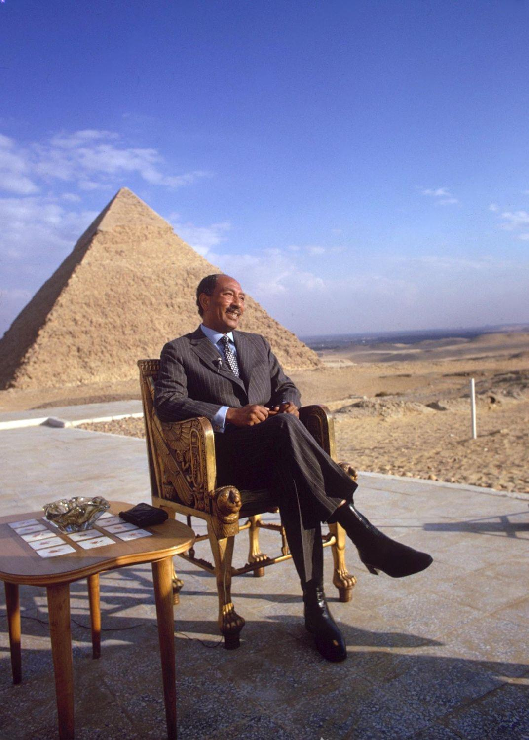 egyptian president anwar sadat at the great pyramids in March 1979, if you look closely you'll notic…
