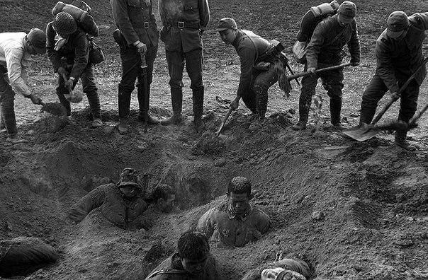 japanese soldiers bury Chinese POWs alive. Sino-Japanese War, 1937