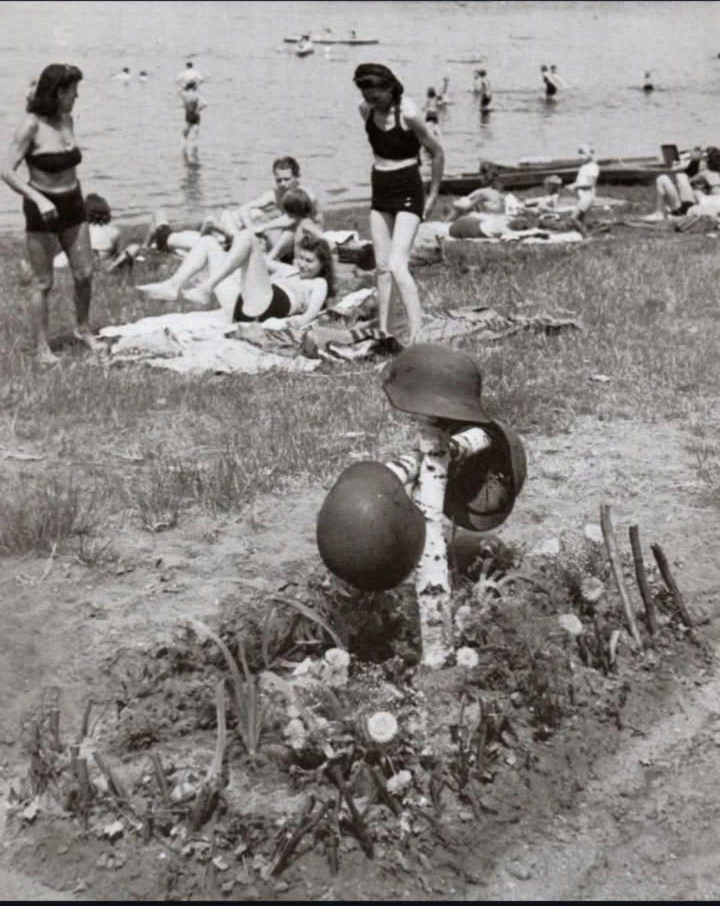 grave of three German soldiers on the Havel River, Berlin, 1946