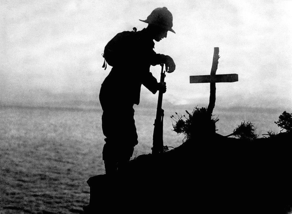 british soldier at the grave of his friend. Gallipoli, 1915