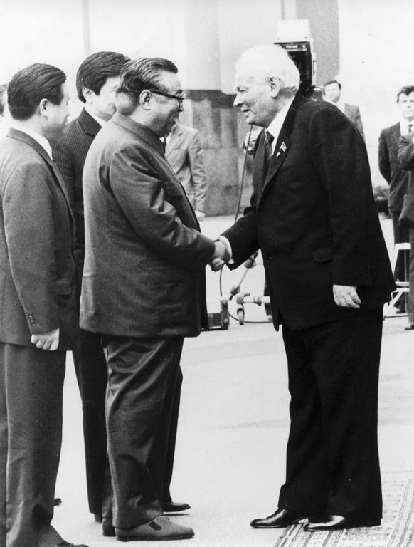 first Supreme leader of North korea kim il sung meets with soviet leader konstantin chernenko (1980s…