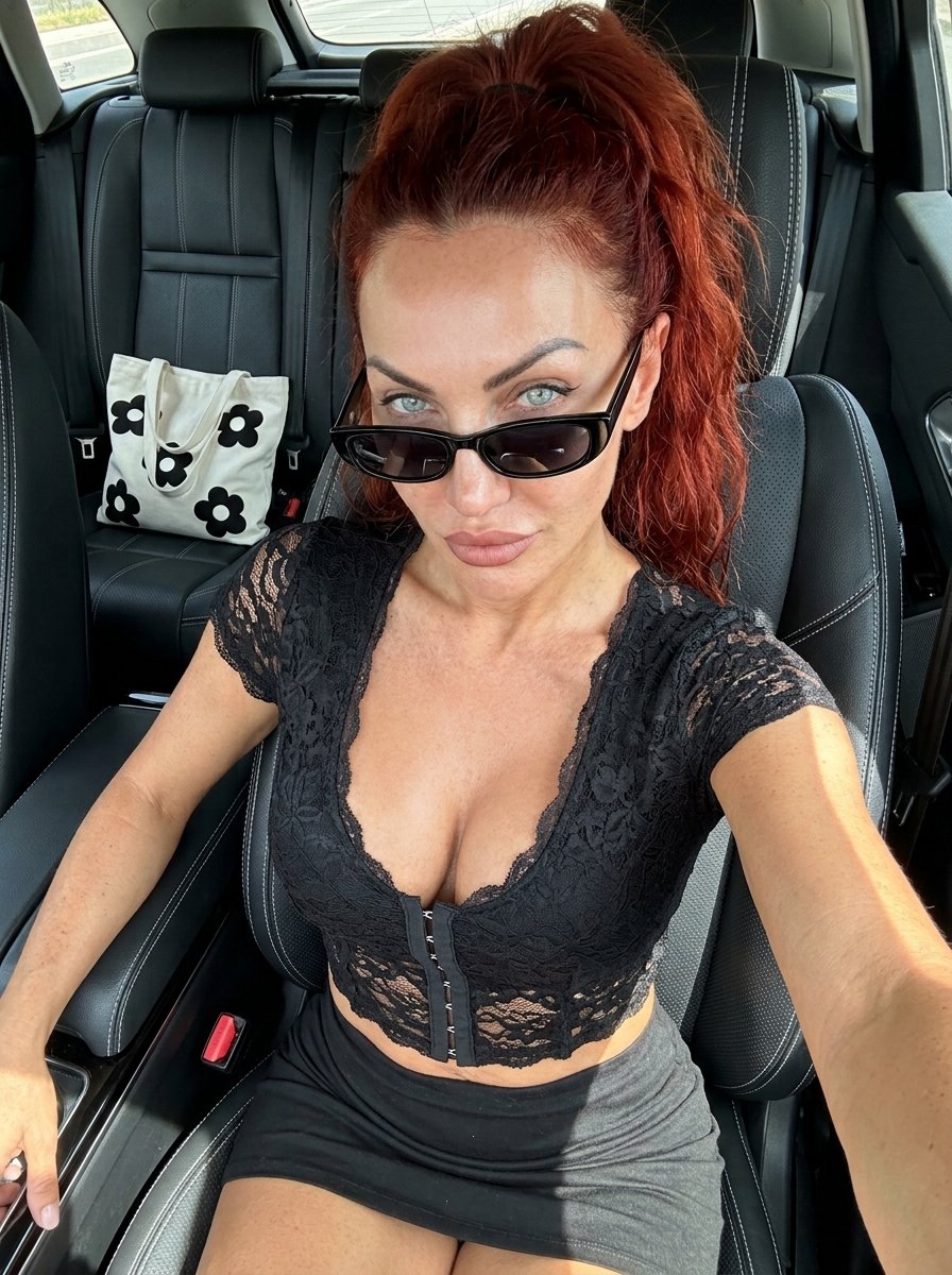 Only positive vibes today! 😎🖤 I love this all-black look with the lace top that adds a sophisticated…