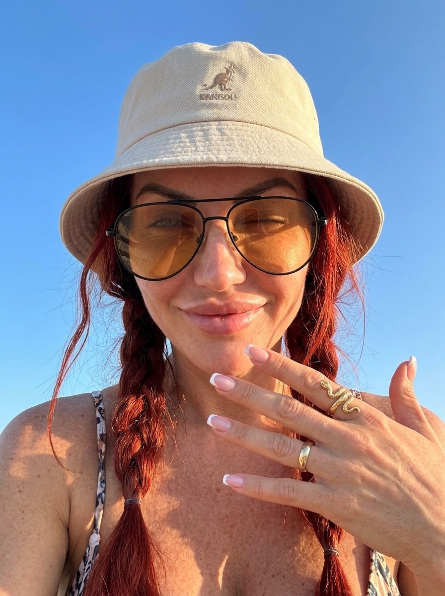 A mood braid, a Kangol hat, and a golden glow on your skin. ๐พโ๏ธ The secret to a perfect selfie underโฆ