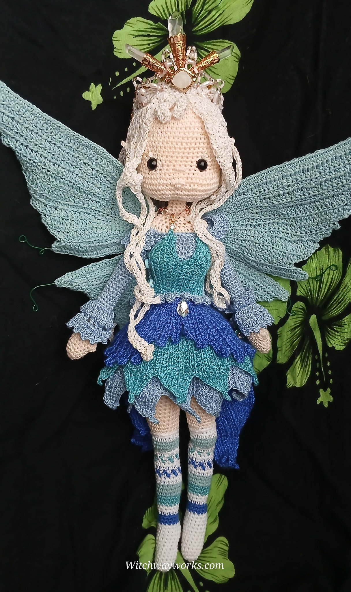 ❄️✨ Eiralia the Winter Fairy has landed! 10mm doily thread, 1.9mm hook (clothing on 1.4mm). White ha…